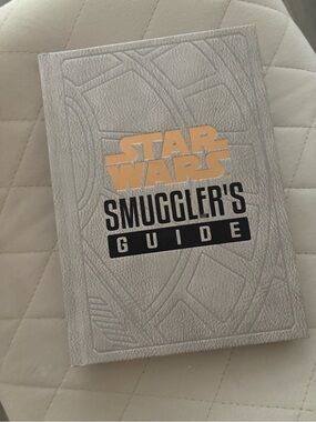 BOOK - STAR WARS SMUGGLER’S GUIDE HARDCOVER